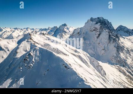 Pente enneigée des montagnes de Dombay sous un ciel clair Banque D'Images