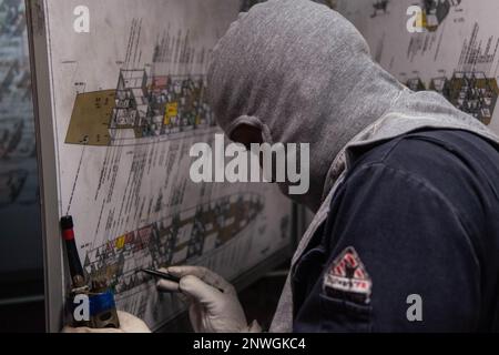 STATION NAVALE ROTA, Espagne (26 janvier 2022) Un marin suit la progression simulée d'un incendie à bord du destroyer guidé de la classe Arleigh Burke USS Paul Ignatius (DDG 117), 26 janvier 2022. NAVSTA Rota soutient la flotte, permet au combattant et soutient la famille en effectuant des opérations aériennes, des opérations portuaires, en assurant la sécurité et la sécurité, en assurant la qualité de vie et en fournissant les services essentiels de l'énergie, de l'eau, du carburant et des technologies de l'information. Banque D'Images