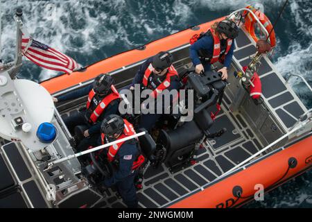 L’équipage de la USCGC Stone’s (WMSL 758) exploite le petit bateau de 26 pieds au-dessus de l’horizon pour l’utilisation de la force par les navires dans l’océan Atlantique, le 18 janvier 2023. Stone est le neuvième couteau de sécurité nationale de classe Legend de la flotte de la Garde côtière et actuellement des propriétaires à Charleston, Caroline du Sud. Banque D'Images