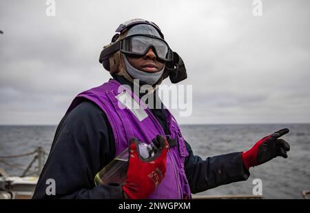 MER BALTIQUE (24 janv. 2023) technicien en systèmes de turbines à gaz (mécanique) 3rd classe Joshua Ferdinand porte un échantillon de carburant pour montrer les pilotes dans un hélicoptère MH-60R Seahawk, attaché à l'Escadron de frappe maritime d'hélicoptère (HSM) 79, sur le pont de vol du destroyer de missiles guidés de classe Arleigh Burke USS Roosevelt (DDG 80), 24 janvier 2023. Roosevelt est en cours de déploiement aux États-Unis Marine Forces Europe zone d'opérations, employée par les États-Unis Sixième flotte pour défendre les intérêts des États-Unis, des alliés et des partenaires. Banque D'Images