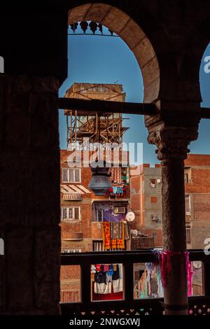 Nouveau bâtiment en brique dans le cadre de l'ancien bâtiment Banque D'Images