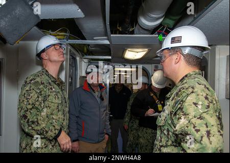 VALLEJO, Californie (17 2023 janv.) – le capitaine John Frye, commandant de l'émory S, sous-marin de classe terrestre, USS Frank Cable (AS 40), discute de l'entretien du navire avec le sous-amiral Michael Wettlaufer, commandant du Commandement militaire du Sealift, au chantier naval de Mare Island à Vallejo, en Californie, le 17 janv. 2023. Frank Cable effectue actuellement une période de maintenance des chantiers. Banque D'Images