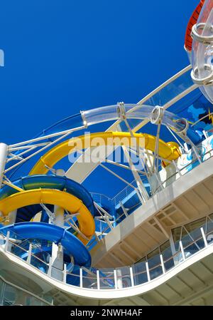 Toboggan aquatique sur le bateau de croisière Banque D'Images