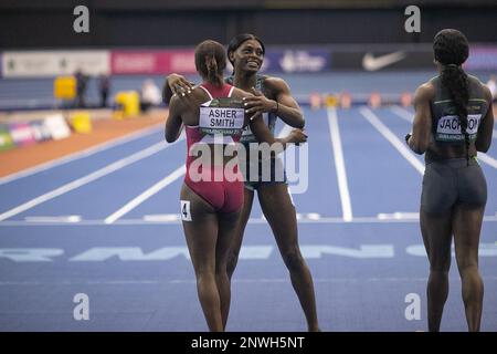 Daryll Neita (GBR) prend la direction de Dina Asher-Smith (GBR) après être venue deuxième à elle dans la finale féminine 60m lors de la finale du circuit intérieur mondial de Birmingham à l'Utilita Arena, Birmingham, le samedi 25th février 2023. (Photo : Pat Scaasi | ACTUALITÉS MI) crédit : ACTUALITÉS MI et sport /Actualités Alay Live Banque D'Images