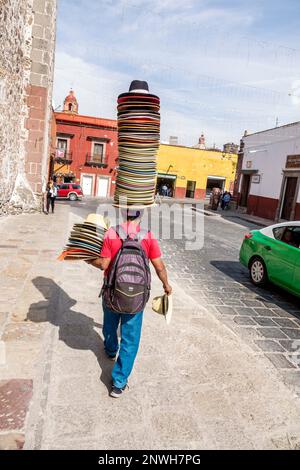 San Miguel de Allende Guanajuato Mexique, Historico Centre historique Zona Centro, chapeaux chapeau sombreros empilés haut équilibré, homme hommes, adulte adul Banque D'Images
