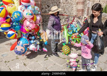 San Miguel de Allende Guanajuato Mexique, Historico Centre historique Zona Centro, portant un chapeau sombrero, vendeurs de rue vendant, ballons ballon Banque D'Images