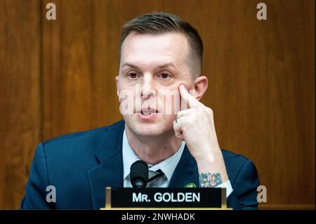 Washington, États-Unis. 28th févr. 2023. ÉTATS-UNIS Le représentant Jared Golden (D-ME) s'exprimant lors d'une audience du Comité des services armés de la Chambre au Capitole des États-Unis. Crédit : SOPA Images Limited/Alamy Live News Banque D'Images