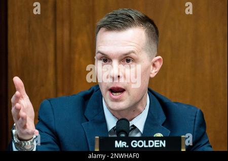 Washington, États-Unis. 28th févr. 2023. ÉTATS-UNIS Le représentant Jared Golden (D-ME) s'exprimant lors d'une audience du Comité des services armés de la Chambre au Capitole des États-Unis. Crédit : SOPA Images Limited/Alamy Live News Banque D'Images