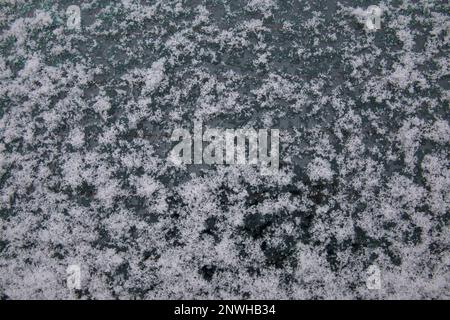 Gros plan sur la vitre arrière de la voiture après une tempête de neige, de verglas et de verglas en Nouvelle-Angleterre pendant l'hiver Banque D'Images