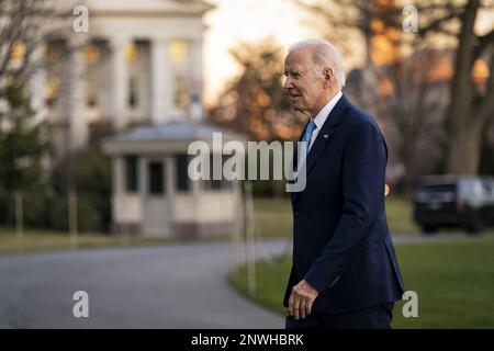 Washington, États-Unis. 28th févr. 2023. LE président AMÉRICAIN Joe Biden marche sur la pelouse sud de la Maison Blanche après être arrivé sur Marine One à Washington, DC mardi, 28 février 2023. Photo par Al Drago/UPI crédit: UPI/Alay Live News Banque D'Images