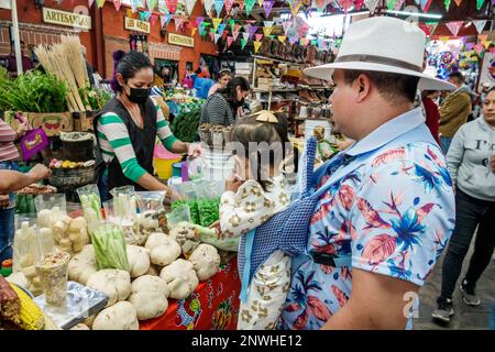 San Miguel de Allende Guanajuato Mexique, Historico Centre historique Zona Centro, marché de Mercado San Miguel, légumes, port chapeau fedora, voiture de bébé Banque D'Images