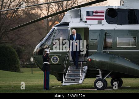 Washington, États-Unis. 28th févr. 2023. LE président AMÉRICAIN Joe Biden arrive sur la pelouse sud de la Maison Blanche après être arrivé sur Marine One à Washington, DC mardi, 28 février 2023. Photo par Al Drago/UPI crédit: UPI/Alay Live News Banque D'Images