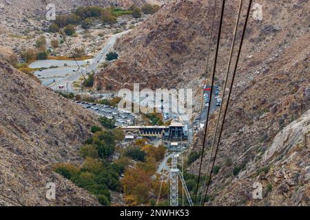 Tramway aérien menant au mont San Jacinto au coucher du soleil à Palm Springs. Banque D'Images