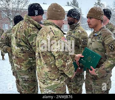 Colonel Russell Lemler, commandant de bataillon, Et le sergent de commandement John Folger, conseiller principal enrôlement, tous deux affectés au 2nd Bataillon, 15th Régiment d'artillerie de campagne, 2nd Brigade combat Team, 10th Mountain Division, a profité de l'occasion pour reconnaître et récompenser quelques soldats exceptionnels lors d'une remise de masse au bataillon le 27 janvier 2023. L'équipe de commandement de la brigade, le colonel Scott D. Wence, commandant de la brigade, et le sergent de commandement Christopher Donaldson, ont participé à la présentation du prix. Banque D'Images