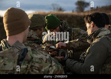 Des soldats affectés au bataillon du génie de la brigade 39th, à l'équipe de combat de la brigade 2nd, à la division aéroportée 101st (assaut aérien), à la Compagnie néerlandaise du génie 11th et au bataillon roumain du génie 96th ont tenu une aire de démolition pendant l'exercice Bull Fury le 17 janvier 2023, en Roumanie. 101st unités soutiendront la mission du V corps pour renforcer le flanc est de l’OTAN et s’engageront dans des exercices multinationaux avec des partenaires à travers le continent européen pour rassurer nos alliés des nations. Banque D'Images