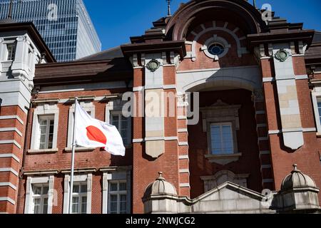 Tokyo, Japon. 28th févr. 2023. La gare de Tokyo Marunouchi côté par beau temps, servant les navetteurs et les touristes sur les trains interurbains JR est et JR Central.la gare de Tokyo (æ±äº-é§…) Est un centre de transport historique au Japon, servant de terminal pour shinkansen et les trains locaux. C'est également une destination de shopping et de restauration, avec des restaurants, des boutiques et un hôtel dans son bâtiment principal en brique rénové.Shinkansen (æ-°å¹¹ç·š) est le réseau de train à grande vitesse du Japon qui relie les principales villes. Connu pour sa vitesse, son efficacité et son confort, il est l'un des systèmes ferroviaires les plus actifs et les plus avancés de la région Banque D'Images