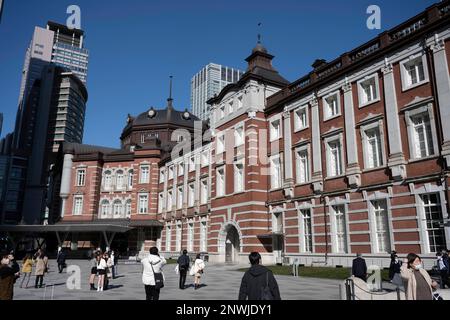 Tokyo, Japon. 28th févr. 2023. La gare de Tokyo Marunouchi côté par beau temps, servant les navetteurs et les touristes sur les trains interurbains JR est et JR Central.la gare de Tokyo (æ±äº-é§…) Est un centre de transport historique au Japon, servant de terminal pour shinkansen et les trains locaux. C'est également une destination de shopping et de restauration, avec des restaurants, des boutiques et un hôtel dans son bâtiment principal en brique rénové.Shinkansen (æ-°å¹¹ç·š) est le réseau de train à grande vitesse du Japon qui relie les principales villes. Connu pour sa vitesse, son efficacité et son confort, il est l'un des systèmes ferroviaires les plus actifs et les plus avancés de la région Banque D'Images