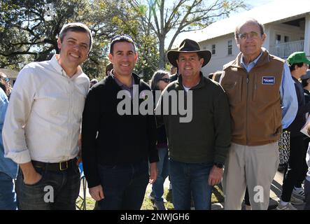 ÉTATS-UNIS Le colonel de la Force aérienne Jason Allen, commandant de l'escadre d'entraînement 81st, (au centre à gauche), pose une photo avec le maire Toby Barker, Hattiesburg, au Mississippi; le maire Kenny Holloway, Ocean Springs, Le maire du Mississippi; et le lieutenant-gouverneur Delbert Hosemann, lieutenant-gouverneur du Mississippi, lors de la parade des Elks d'Ocean Springs Mardi gras à Ocean Springs, Mississippi, le 4 février 2023. Le personnel de Keesler participe aux défilés locaux chaque saison Mardi gras pour montrer son soutien aux communautés entourant l'installation. Banque D'Images