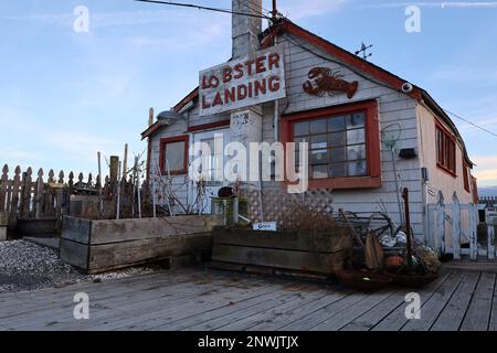 Vue sur Lobster Landing à Clinton, Connecticut, États-Unis. La photo montre le bâtiment, la signalisation et le cadre sur le quai de la marina de la ville. Banque D'Images