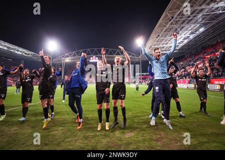 UTRECHT, PAYS-BAS - FÉVRIER 28: Héros van Lopik de SV Spakenburg, Nick Verhagen de SV Spakenburg, Le gardien de but Thomas van den Akker de SV Spakenburg (24) célébrant la victoire 1-4 sur le FC Utrecht lors du match des finales de la coupe KNVB du TOTO néerlandais entre le FC Utrecht et SV Spakenburg au Stadion Galgenwaard on 28 février 2023 à Utrecht, pays-Bas (photo de Ben gal/Orange Pictures) Banque D'Images