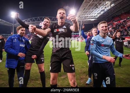 UTRECHT, PAYS-BAS - FÉVRIER 28: Héros van Lopik de SV Spakenburg, Nick Verhagen de SV Spakenburg, Le gardien de but Thomas van den Akker de SV Spakenburg (24) célébrant la victoire 1-4 sur le FC Utrecht lors du match des finales de la coupe KNVB du TOTO néerlandais entre le FC Utrecht et SV Spakenburg au Stadion Galgenwaard on 28 février 2023 à Utrecht, pays-Bas (photo de Ben gal/Orange Pictures) Banque D'Images