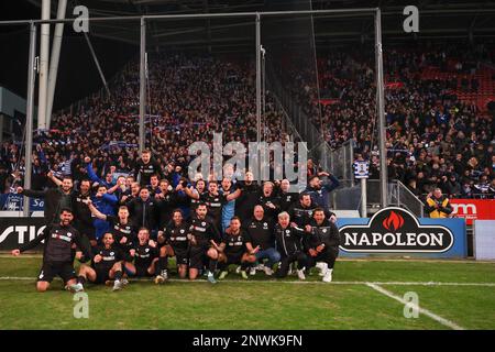 UTRECHT, PAYS-BAS - FÉVRIER 28 : joueurs et fans de Spakenburg célébrant la victoire 1-4 sur le FC Utrecht lors du match des finales de la coupe KNVB du TOTO néerlandais entre le FC Utrecht et SV Spakenburg au Stadion Galgenwaard sur 28 février 2023 à Utrecht, pays-Bas (photo de Ben gal/Orange Pictures) Banque D'Images