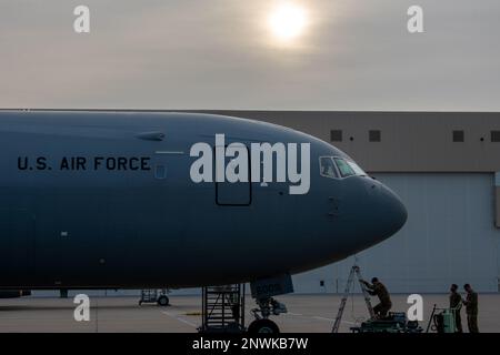 Une Pégase KC-46A est desservie par des aviateurs du groupe de maintenance 22nd qui se prépare à déménager en raison des conditions météorologiques extrêmes prévues le 23 février 2023 à la base aérienne McConnell, Kansas. L'avion a été déplacé pour protéger l'avion contre les dommages potentiels et maintenir la capacité de mission de McConnell pour la mission de mobilité mondiale. (É.-U. Photo de la Force aérienne par Airman Gavin Hameed) Banque D'Images