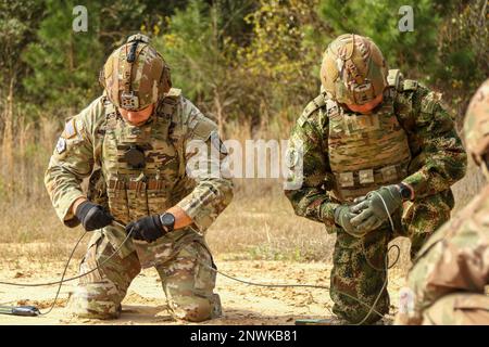 A ÉTATS-UNIS Un conseiller de l'armée affecté à la brigade d'assistance de la Force de sécurité 1st et un officier de l'armée colombienne, à droite, préparent des charges explosives au cours d'un chantier de démolition à ft. Benning, Géorgie, 28 février. Les conseillers se sont entraînés à préparer, à placer et à faire exploser des charges pour acquérir les compétences nécessaires pour conseiller des partenaires étrangers dans le monde entier. ÉTATS-UNIS Photo de l'armée par le Maj. Jason Elmore. Banque D'Images