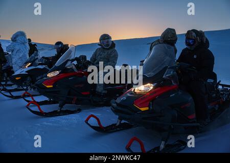 Des aviateurs de l’équipe de ski du camp polaire de l’escadre 109th du transport aérien et des membres de l’Escadron de transport 440 des Forces armées royales canadiennes ont testé des machines à neige à Resolute Bay, Nunuvet Canada, en préparation à l’exercice Guerrier Nordique. L’équipe de ski du camp polaire établira un camp éloigné, construira ensuite une aire d’atterrissage et fournira au personnel de l’Armée canadienne et du Vermont un soutien tactique par l’intermédiaire des 130 Skibirds de la LC-109ths. Banque D'Images