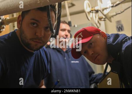 ÉTATS-UNIS L'officier Petty de la Garde côtière 1st classe Johnathan Ayers, un compagnon de bateau affecté à la pierre de l'USCGC (LMSM 758), observe l'officier Petty 2nd classe Adamis Gomez Ramos, un technicien en machinerie affecté à Stone, lors d'une évolution de formation dans l'océan Atlantique, le 24 janvier 2022. Stone est en cours de déploiement de plusieurs missions dans l'océan Atlantique Sud pour contrer les activités maritimes illicites et renforcer les relations de souveraineté maritime dans l'ensemble de la région. Banque D'Images