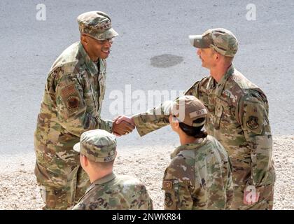 Le colonel David OCH, 332, Escadre expéditionnaire aérienne, A2/3/5 Direction, souhaite la bienvenue au Chef d'état-major général de la Force aérienne, le général CQ Brown, Jr, avec une poignée de main, à un endroit non divulgué, 8 janvier 2023 de l'Asie du Sud-Ouest. Le chef d'état-major de la Force aérienne, le général CQ Brown, le Jr, et le Sgt. Principal de la Force aérienne, Joanne S. Bass, visitent l'AEW de 332 pour discuter de la Stratégie de défense nationale, de l'emploi agile au combat, des aviateurs multicompétents et du spectre de résilience à l'escadre All-Call. Banque D'Images