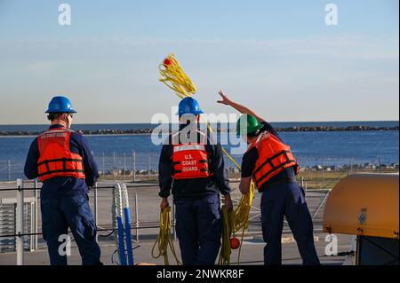 L'équipage du USCGC Stone's (WMSL 758) lance des lignes de transport à terre à Mayport, en Floride, le 17 janvier 2023. Stone est en cours de déploiement de plusieurs missions dans l'Atlantique Sud pour contrer les activités maritimes illicites et renforcer les relations de souveraineté maritime dans l'ensemble de la région. Banque D'Images