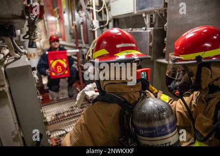 OCÉAN ATLANTIQUE (1 février 2023) technicien en systèmes de turbines à gaz (mécanique) 3rd classe Malorie Hobbs, à gauche, et Damage Controlman Fireman Hoang Nguyen, à droite, lutte contre un incendie simulé lors d'un exercice de lutte contre l'incendie à bord du destroyer à missiles guidés de classe Arleigh Burke USS Roosevelt (DDG 80), 1 février 2023. Roosevelt est en cours de déploiement aux États-Unis Marine Forces Europe zone d'opérations, employée par les États-Unis Sixième flotte pour défendre les intérêts des États-Unis, des alliés et des partenaires. Banque D'Images