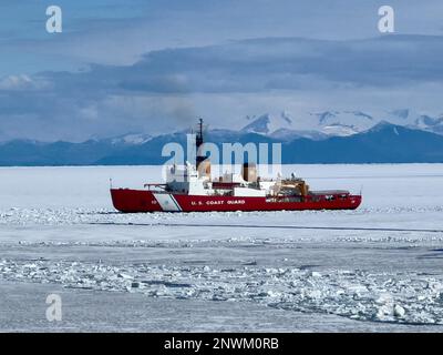 230118-N-NX070-1001 le brise-glace lourd USCGC Polar Star (WACG 10) brise la glace en approchant de la station McMurdo, en Antarctique. Force opérationnelle interarmées - Forces d'appui l'Antarctique supervise les activités des services conjoints et fournit un appui du ministère de la Défense à la Fondation nationale des sciences et au Programme des États-Unis pour l'Antarctique par le biais de l'opération Deep Freeze. Banque D'Images