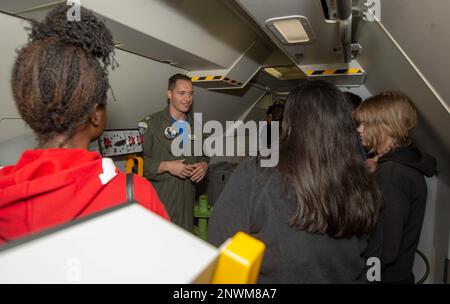 JACKSONVILLE, Floride (10 février 2023) le lieutenant Andrew Coen, officier des affaires publiques de l'escadron de patrouille et de reconnaissance (VP) 30, de Placerville, en Californie, s'adresse aux cadets du corps d'instruction des officiers de réserve juniors de l'école secondaire du comté de Macon (JROTC), de Montezuma, en Géorgie, au siège du vice-président 30 au cours d'une visite prévue, le 10 février. VP 30, basé à Jacksonville Fla, est le U.S. Escadron de remplacement de la flotte de patrouille et de reconnaissance maritime (SFR) de la Marine. 30 la mission du VP est de fournir des avions de patrouille maritime P-3C Orion, des avions de patrouille maritime P-8A Poséidon et des systèmes d’aéronefs sans pilote MQ-4C Triton (UAS) spécifiques Banque D'Images