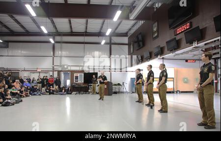 ÉTATS-UNIS Armée Marksmanship Unit Soldier parle aux athlètes juniors qui sont en compétition dans les 2023 États-Unis Championnats militaires juniors de tir à fort Benning, Géorgie. Les soldats ont discuté à la fois des éléments mentaux et physiques à l'entraînement et à la compétition. La clinique fait partie de la compétition annuelle de tir organisé par les États-Unis pour les athlètes juniors Unité de stratégie de marché de l'armée. Banque D'Images