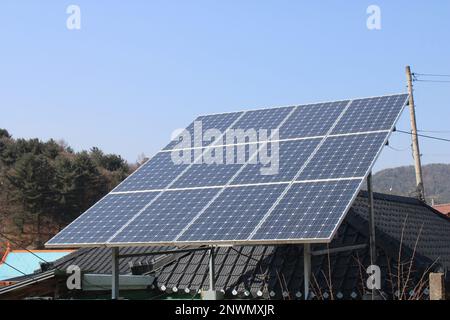 Panneaux solaires sur maison rurale dans la campagne coréenne Banque D'Images