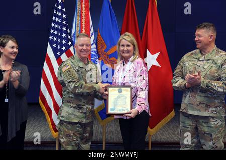 DeSha Budraitis reçoit le prix de l'ordre d'Anne Morrow Lindbergh du général de division Michael McCurry, aux États-Unis Le Centre d'excellence de l'aviation militaire et le commandant de fort Rucker, avec Brig. Général Stanley E. Budraitis, États-Unis Le Centre d'excellence de l'aviation militaire et le commandant général adjoint de fort Rucker, et Sadie McCurry en soutien, à fort Rucker, Alabama, le 30 janvier 2023. États-Unis Le Centre de l'aviation de l'Armée de terre a créé le prix de l'ordre d'Anne Morrow Lindbergh en 1997, un prix annuel qui récompense les personnes qui ont volontairement contribué à l'amélioration de leurs collectivités. Ces personnes doivent faire une démonstration Banque D'Images