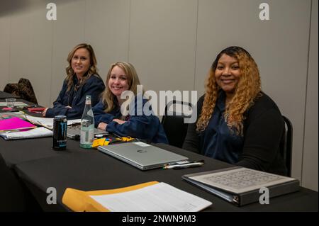 WASHINGTON ( janv. 26,2023) les membres du Bureau des ressources humaines civiles du ministère de la Marine posent pour une photo au salon de l'emploi pour l'application de la loi et la sécurité publique tenu à l'hôtel Harbourside à Oxon Hill, MD. Le quartier naval de Washington a organisé le salon de l'emploi pour pourvoir des postes critiques dans plusieurs installations de la région. Banque D'Images