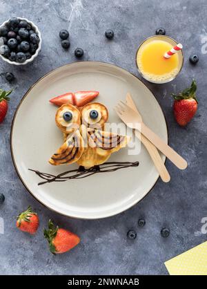 crêpes en forme de chouette, servies avec des fruits et du jus. Banque D'Images