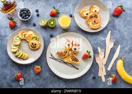 Pancakes de régime de keto en forme de différentes créatures pour les enfants. Banque D'Images