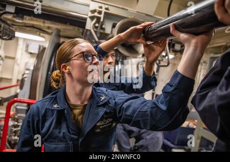 OCÉAN ATLANTIQUE (3 janvier 2023) technicien Sonar (surface) 3rd classe Brianna Shea tient sur un câble à réseau remorqué multifonction (MRTA) tout en déployant MRTA pour des opérations de sonar actif à bord du destroyer USS Roosevelt (DDG 80) de la classe Arleigh Burke, le 3 janvier 2023. Roosevelt est en cours de déploiement aux États-Unis Marine Forces Europe zone d'opérations, employée par les États-Unis Sixième flotte pour défendre les intérêts des États-Unis, des alliés et des partenaires. Banque D'Images