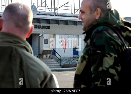 Le colonel de la Garde nationale de Chypre Georgios Ioannou, attaché militaire, aérien et naval de la Défense, à droite, sort de la ligne aérienne de 177th de l'escadre de chasse le 10 janvier 2023, à la base de la Garde nationale aérienne d'Atlantic City, canton d'Egg Harbour, New Jersey. La réunion a été la première d'une série de visites dans diverses installations de la Garde nationale du New Jersey pour la direction de la République de Chypre, puisque le pays a été nommé le plus récent partenaire du New Jersey dans le programme de partenariat d'État. Banque D'Images