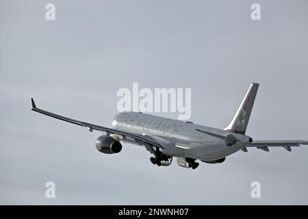 Montréal, Canada - 22 novembre 2022 : Airbus 330-300 Air Canada dans la décoration de l'Alliance Star C-GEGI au départ de YUL, aéroport international de Montréal. Banque D'Images