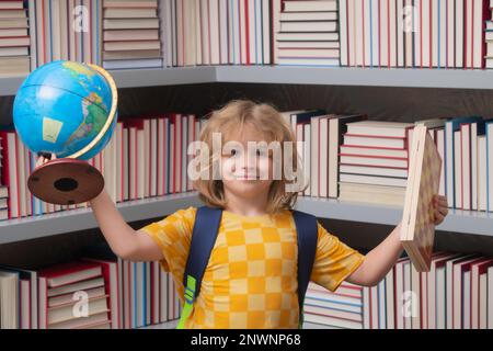 Garçon d'école avec le monde et les échecs, l'enfance. École enfant de 7-8 ans avec livre retourner à l'école. Petit étudiant. Banque D'Images