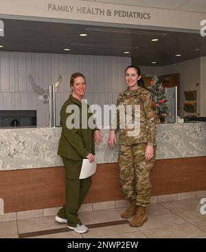 Major Vanessa North et Senior Airman Ashley French, 509th Medical Group, Women's Health Nurse Practitioner, posant pour une photo à la base aérienne de Whiteman, janvier 18, 2023. La clinique de santé pour femmes offre des services comme le contrôle des naissances, les tests de grossesse et les bilans annuels. Banque D'Images