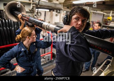 OCÉAN ATLANTIQUE (3 janvier 2023) technicien Sonar (surface) 2nd classe Jacob Wagner, à droite, se fixe sur un câble à réseau remorqué multifonction (MFTA) tout en déployant la MFTA pour les opérations de sonar actif à bord du destroyer USS Roosevelt (DDG 80) de la classe Arleigh Burke, le 3 janvier 2023. Roosevelt est en cours de déploiement aux États-Unis Marine Forces Europe zone d'opérations, employée par les États-Unis Sixième flotte pour défendre les intérêts des États-Unis, des alliés et des partenaires. Banque D'Images