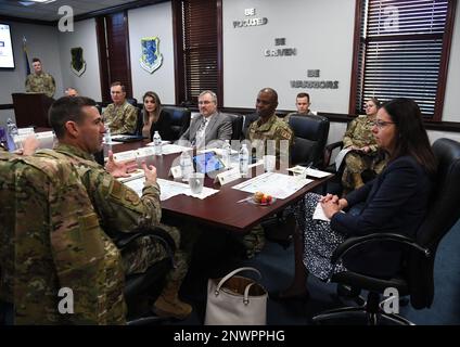 ÉTATS-UNIS Le colonel de la Force aérienne, Jason Allen, commandant de l'escadre d'entraînement 81st, fournit un mémoire de mission à l'honorable Krivyn Jones, secrétaire adjointe de la gestion financière et contrôleur de la Force aérienne, à l'intérieur de l'édifice du quartier général de la TRW de 81st, à la base de la Force aérienne de Keesler, Mississippi, le 27 janvier 2023. La visite du site comprenait également un mémoire du centre d'apprentissage en gestion financière de l'escadron 335th et une visite de l'escadron 81st du contrôleur. Banque D'Images