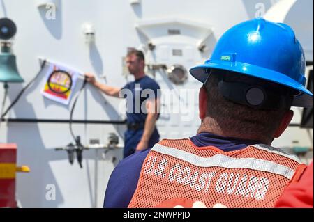 ÉTATS-UNIS Le marin de la Garde côtière Roberto Leradi, un membre de l'équipage affecté à la pierre de l'USCGC (WMSL 758), exploite un tuyau d'incendie tandis que les États-Unis Le premier chef de la Garde côtière, Brian Eagon, un technicien en machinerie affecté à Stone, gère le scénario de formation lors d'un exercice dans le sud de l'océan Atlantique, le 6 février 2023. Stone est en cours de déploiement de plusieurs missions dans l'océan Atlantique Sud pour contrer les activités maritimes illicites et renforcer les relations de souveraineté maritime dans l'ensemble de la région. Banque D'Images