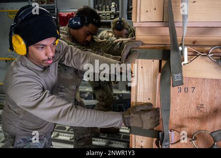 Le principal Airman Donnell Williams, spécialiste du transport aérien affecté au 305th e Escadron de port aérien, décharge les fournitures de tentes d'hôpital de campagne d'un C-17 Globemaster III à la base aérienne d'Incirlik, Türkiye, le 22 février 2023. Le matériel servira à soutenir la réponse du gouvernement turc aux tremblements de terre du 6 février 2023. Au lendemain des tremblements de terre, États-Unis Le président Joseph R. Biden a demandé aux chefs des agences fédérales du gouvernement de se mobiliser rapidement pour aider le gouvernement de Türkiye et les partenaires humanitaires en Syrie. Les fournitures hospitalières sur le terrain sont en cours Banque D'Images